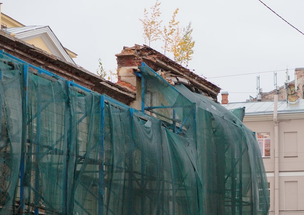 Помянем старое: Смольный перестал продавать здания в центре под реконструкцию