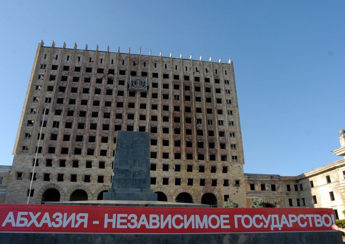 Абхазию оставили без новых апартаментов: скандальный закон отозван