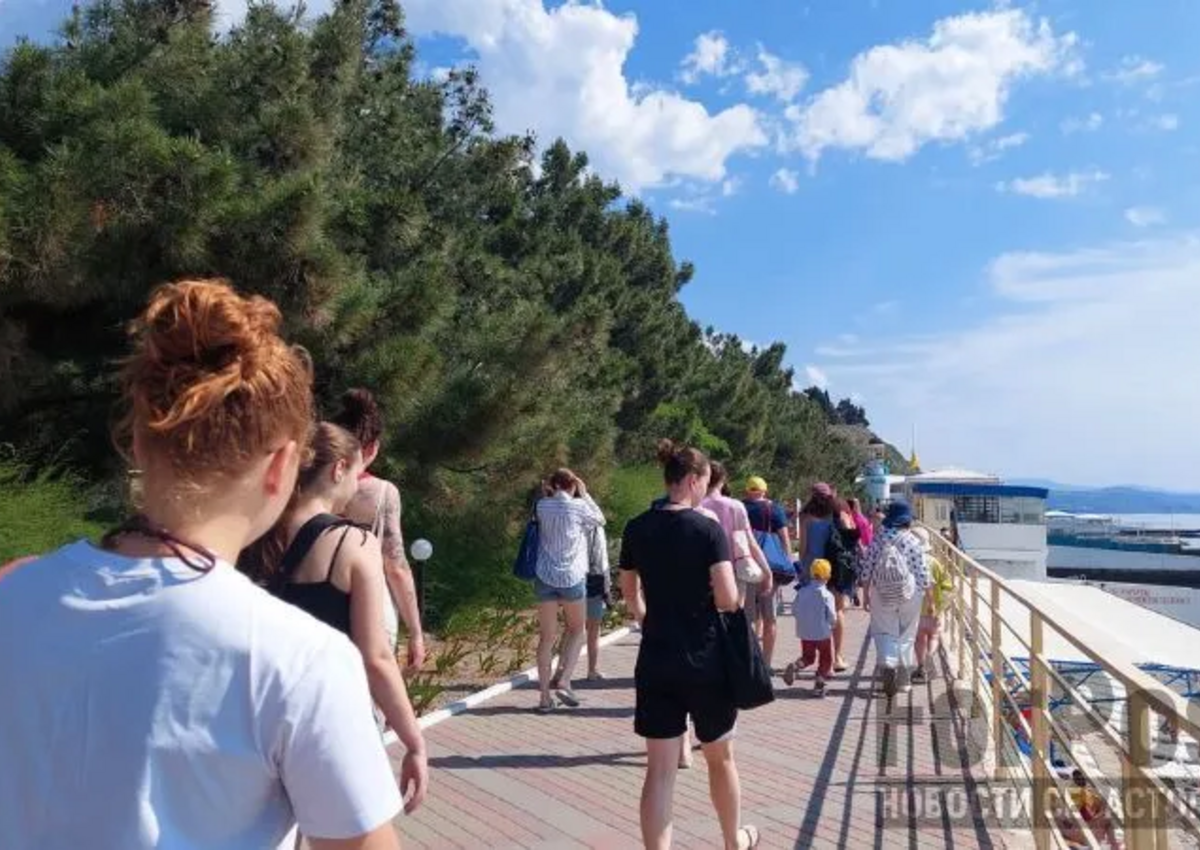 Водоросли и зелёная вода подарили Крыму рост турпотока