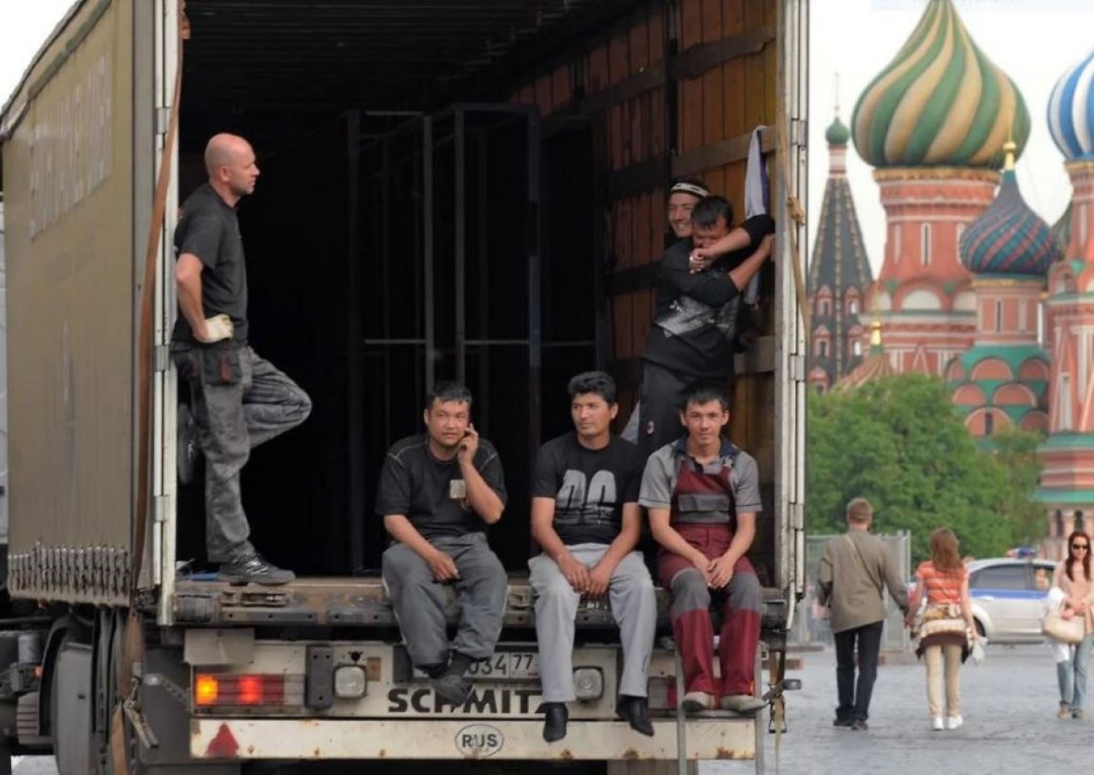 Иностранцы укажут на свое место. Учет трудовых мигрантов в Москве заменяют передачей их геолокации