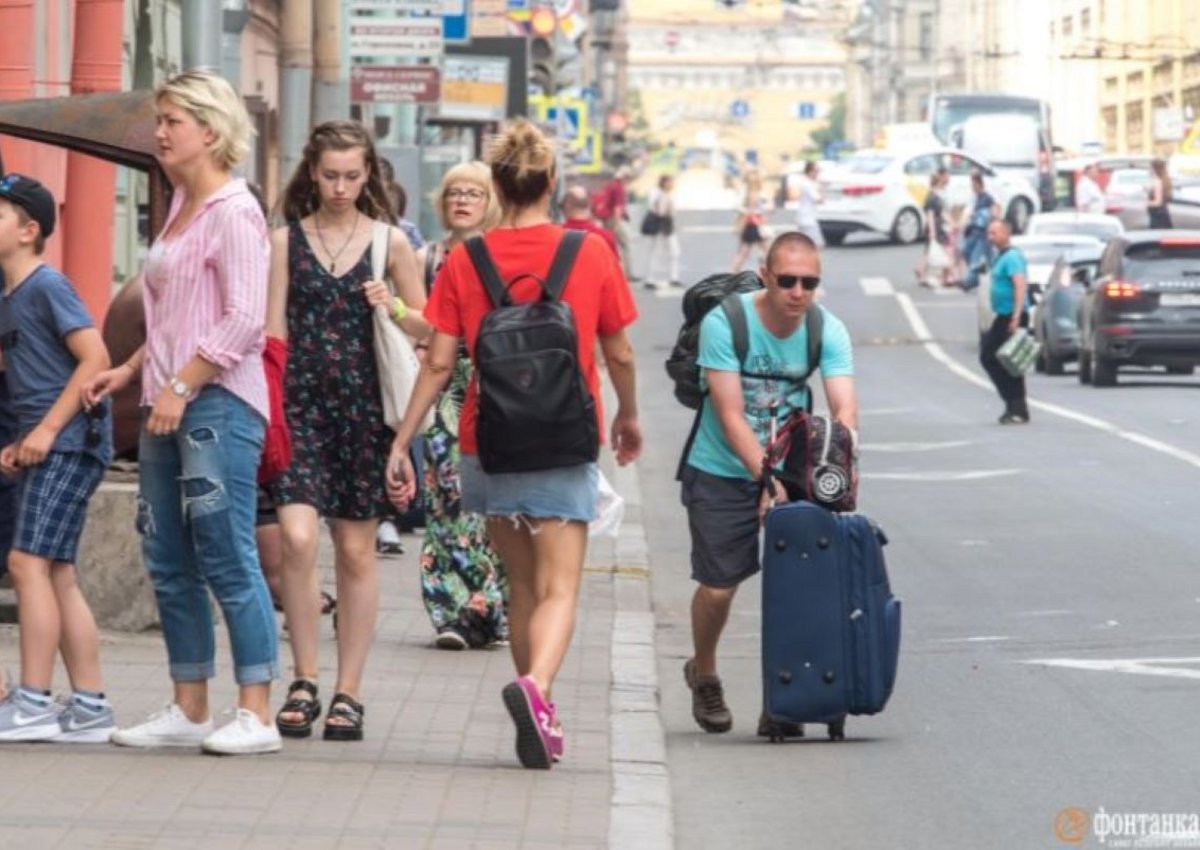Нет денег или нет бензина? Петербург недосчитался туристов в высокий сезон