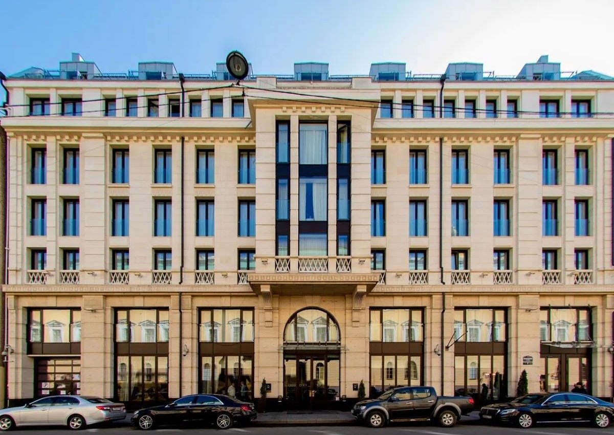 Отель напротив Исаакия могут выставить с молотка после отмены продажи через суд
