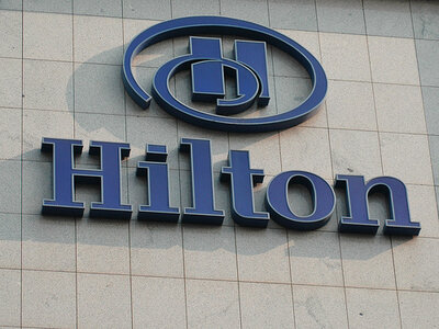 Сеть отелей Hilton откажется от обслуживания номеров в целях экономии