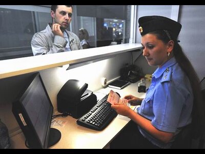 Туристов, погасивших долги, будут выпускать за рубеж быстрее