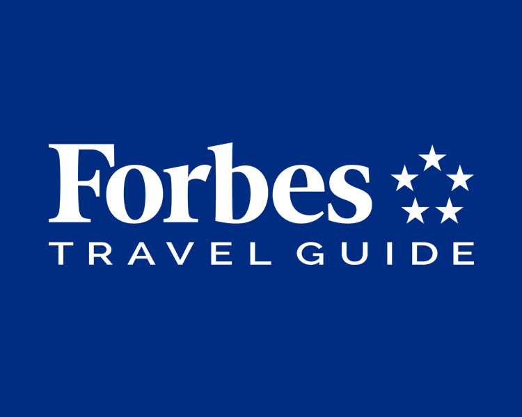 Десять российских отелей вошли в рейтинг Forbes Travel Guide 2020
