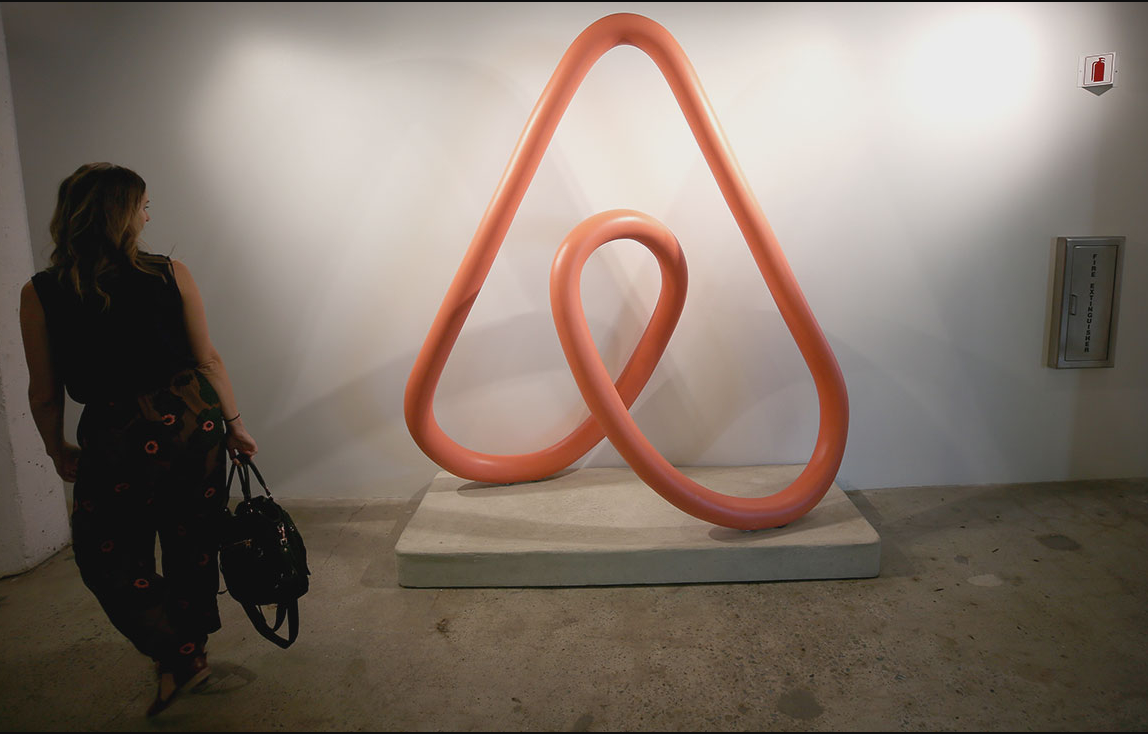Airbnb сократит 25% персонала и не будет инвестировать в отели