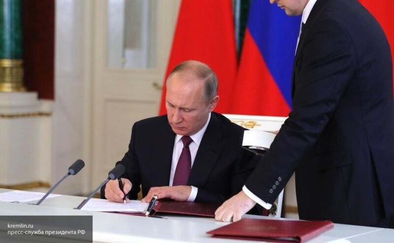 Путин подписал закон о поддержке бизнеса и граждан в условиях пандемии COVID-19