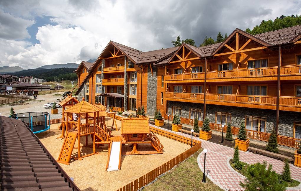 Отель Arkhyz Royal Resort & Spa подготовил для туристов конные прогулки