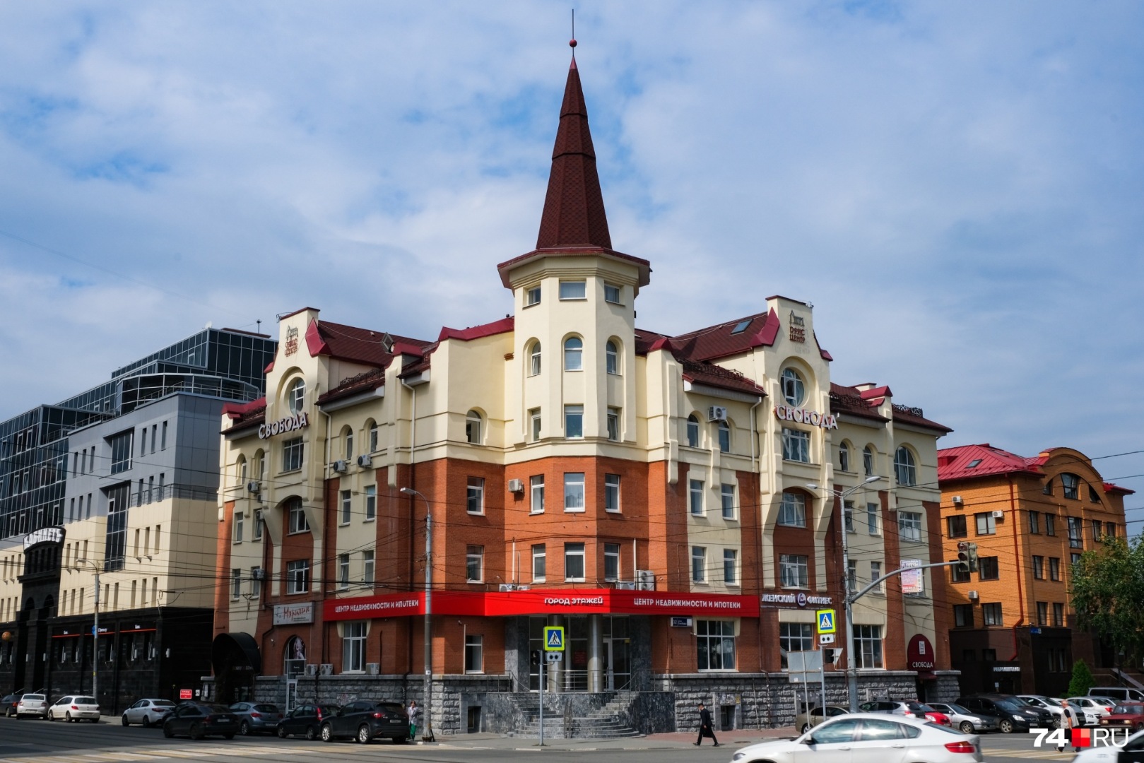 «Игрушечное» здание в центре Челябинска продолжает падать в цене
