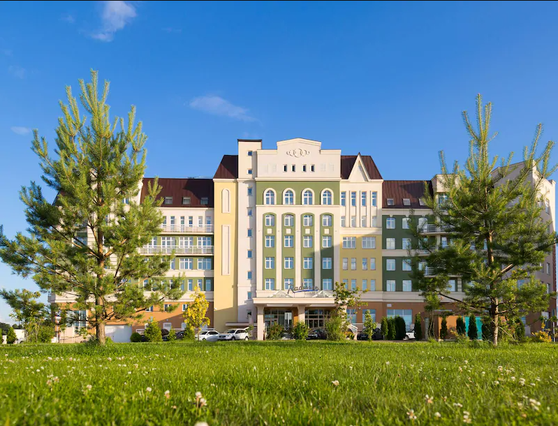 С парковки у отеля Radisson в Завидово угнали люксовый внедорожник. Кто несет ответственность?