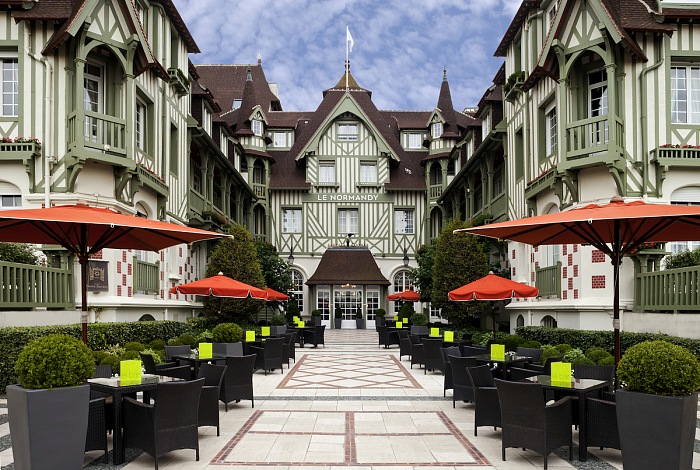 Интерьеры мира: декор отеля Hôtel Barrière Le Normandy Deauville в Нормандии