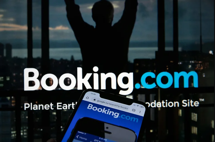 Booking.com отстаивает монополию. Сервис оспаривает решение ФАС в суде