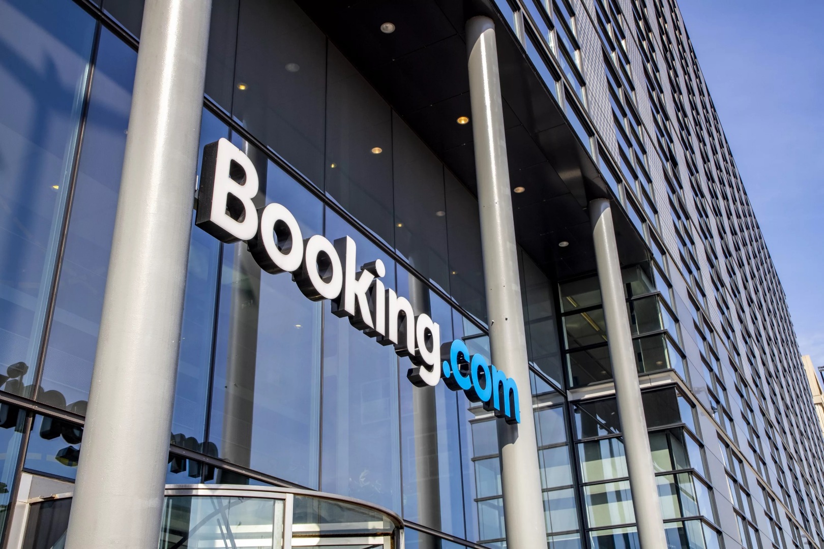 Booking.com не смогла оспорить в суде запрет на включение в договоры с гостиницами ограничивающих условий