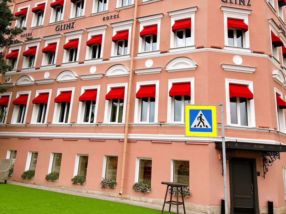 Что скрывает фасад с красными маркизами отеля Glinz в Петербурге