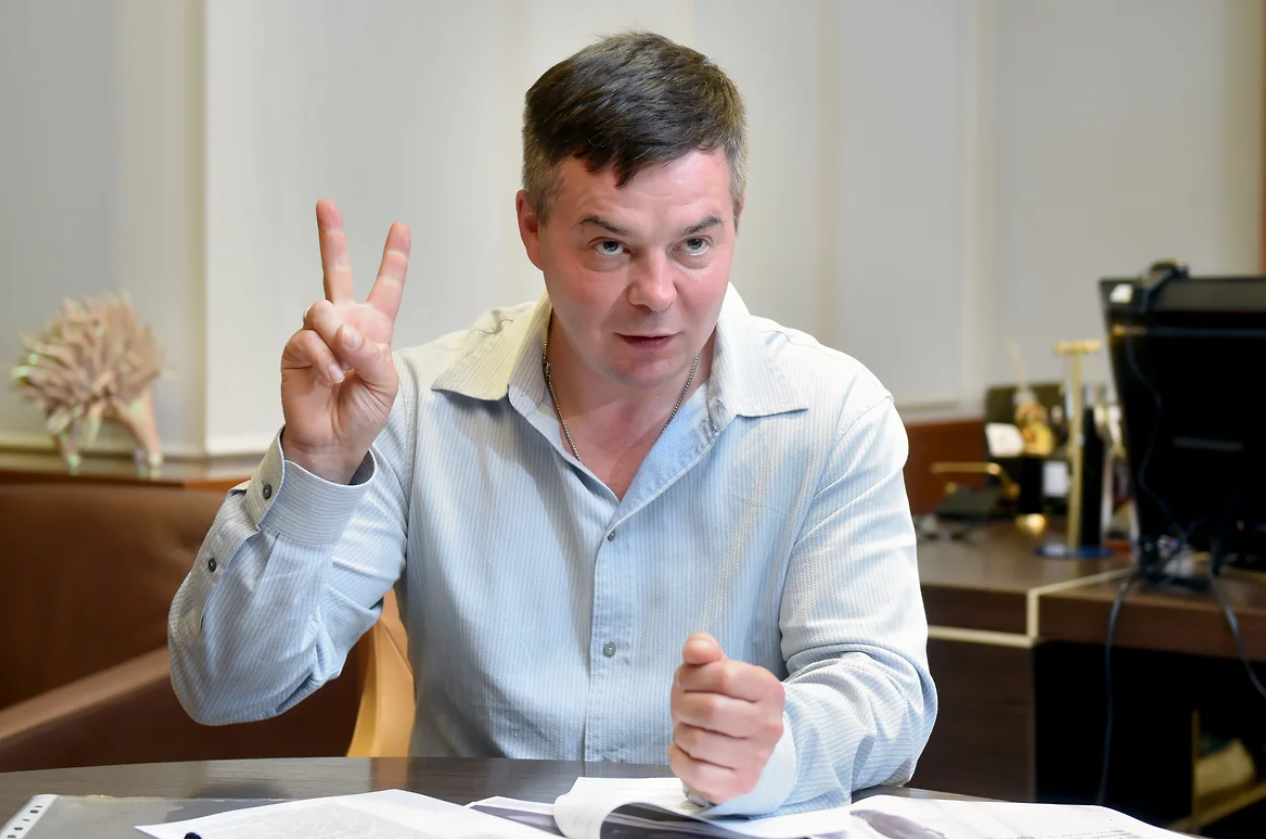 Выходец из ГК «Пионер» поймает форель. Юрий Грудин заинтересовался рыбоводством