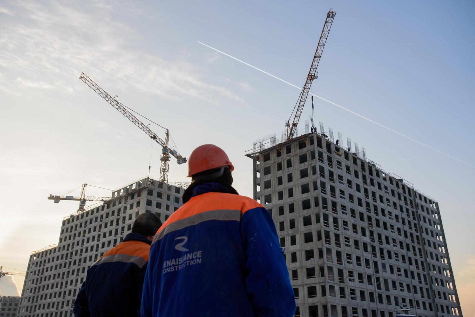 Смольный заселит рабочих в апарты или выкупит дома под аренду у застройщиков