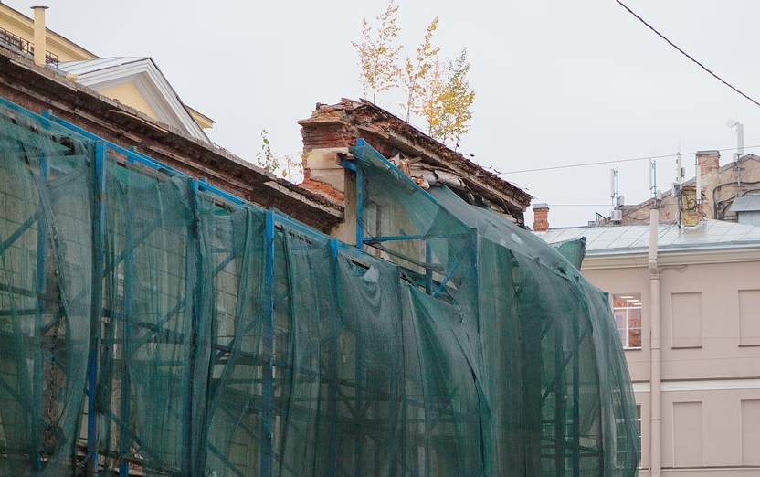 Помянем старое: Смольный перестал продавать здания в центре под реконструкцию