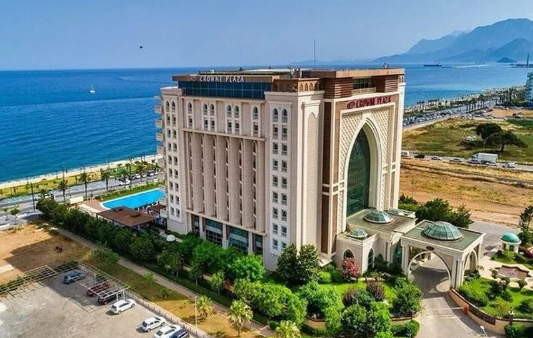 Чеченский бизнесмен не поделил с женой отель Crowne Plaza в Анталье. На кону 80 миллионов евро