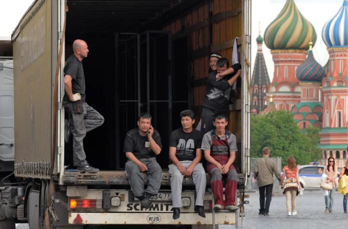 Иностранцы укажут на свое место. Учет трудовых мигрантов в Москве заменяют передачей их геолокации
