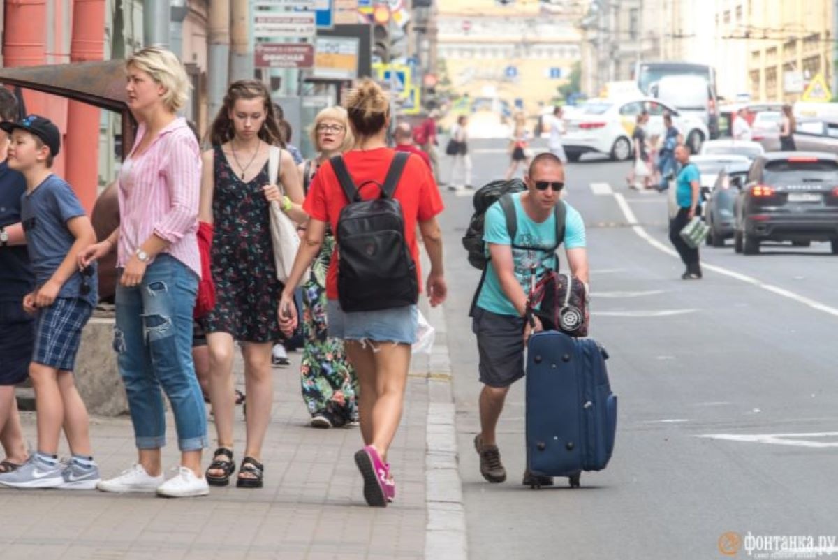 Нет денег или нет бензина? Петербург недосчитался туристов в высокий сезон