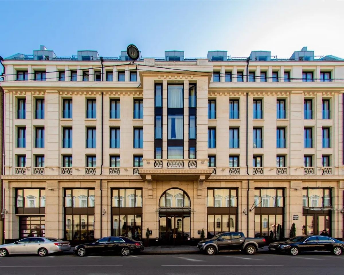 Отель напротив Исаакия могут выставить с молотка после отмены продажи через суд