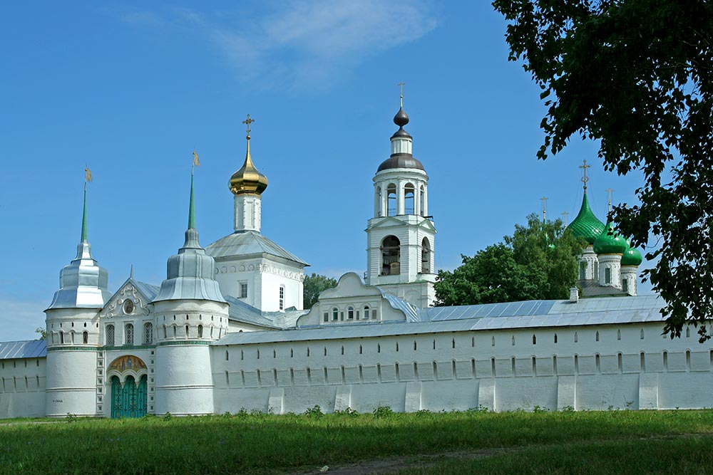 Девяносто семь процентов россиян советуют иностранным туристам посетить города Золотого кольца